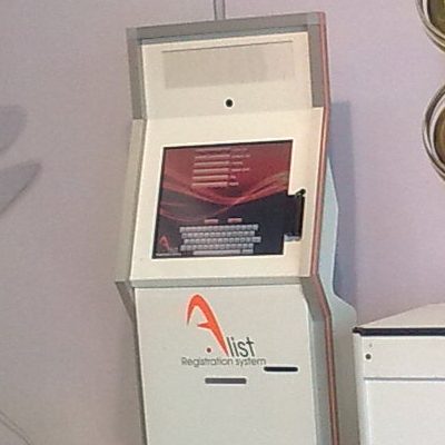 עמדת רישום עצמי של ALIST: מסך מגע בתוך מעטפת עמידה שנושאת את לוגו המערכת